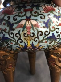 A Chinese cloisonn&eacute; tripod incense burner and cover, 19/20th C.