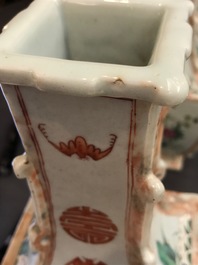 Une paire de vases en porcelaine de Chine famille rose et faux marbre, Qianlong