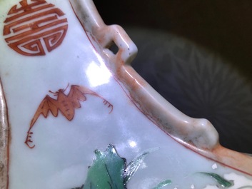 Une paire de vases en porcelaine de Chine famille rose et faux marbre, Qianlong