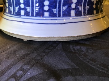 Une paire de grands vases couverts en porcelaine de Chine bleu et blanc, 19&egrave;me