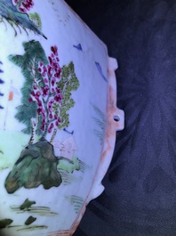 Une paire de vases en porcelaine de Chine famille rose et faux marbre, Qianlong