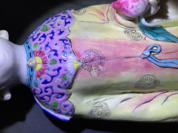 Une figure de Magu en porcelaine de Chine famille rose, Qianlong