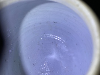 Une th&eacute;i&egrave;re couverte en porcelaine de Chine famille rose, Yongzheng