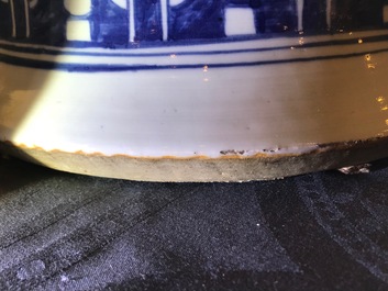 Une paire de grands vases couverts en porcelaine de Chine bleu et blanc, 19&egrave;me