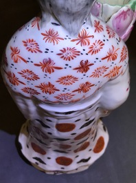 Een paar Chinese famille rose kandelaars in de vorm van dames, Qianlong