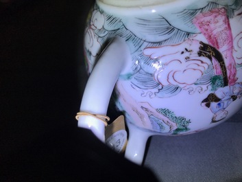 Une th&eacute;i&egrave;re couverte en porcelaine de Chine famille rose, Yongzheng