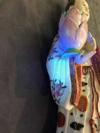 Een paar Chinese famille rose kandelaars in de vorm van dames, Qianlong