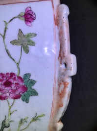 Une paire de vases en porcelaine de Chine famille rose et faux marbre, Qianlong