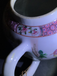 Une th&eacute;i&egrave;re couverte en porcelaine de Chine famille rose, Yongzheng