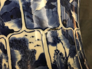 Une paire de vases couverts en porcelaine de Chine bleu et blanc, Kangxi