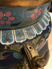 Een grote Chinese cloisonn&eacute; wierookbrander met lotusslingers, Ming/Qing