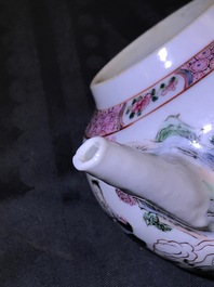 Une th&eacute;i&egrave;re couverte en porcelaine de Chine famille rose, Yongzheng