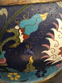 Een grote Chinese cloisonn&eacute; wierookbrander met lotusslingers, Ming/Qing