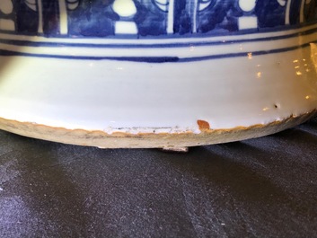 Une paire de grands vases couverts en porcelaine de Chine bleu et blanc, 19&egrave;me
