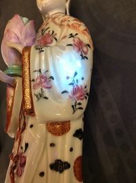 Een paar Chinese famille rose kandelaars in de vorm van dames, Qianlong