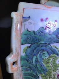 Une paire de vases en porcelaine de Chine famille rose et faux marbre, Qianlong
