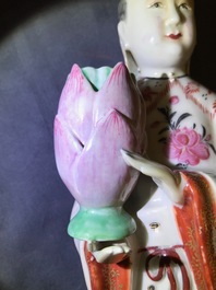 Een paar Chinese famille rose kandelaars in de vorm van dames, Qianlong