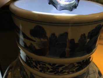 Une paire de vases couverts en porcelaine de Chine bleu et blanc, Kangxi