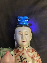 Een paar Chinese famille rose kandelaars in de vorm van dames, Qianlong