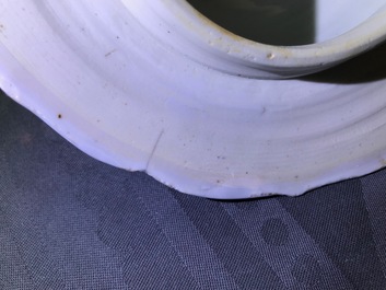 Une paire de vases couverts en porcelaine de Chine bleu et blanc, Kangxi