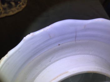 Une paire de vases couverts en porcelaine de Chine bleu et blanc, Kangxi