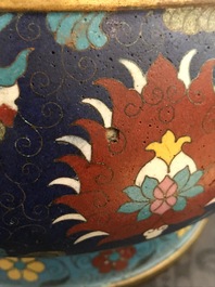Een grote Chinese cloisonn&eacute; wierookbrander met lotusslingers, Ming/Qing