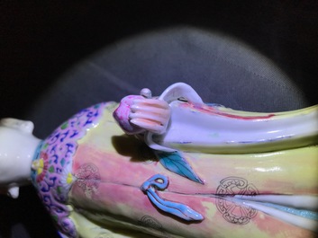 Une figure de Magu en porcelaine de Chine famille rose, Qianlong