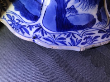 Une paire de vases couverts en porcelaine de Chine bleu et blanc, Kangxi