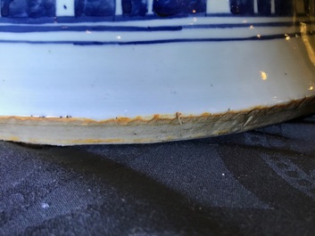 Une paire de grands vases couverts en porcelaine de Chine bleu et blanc, 19&egrave;me