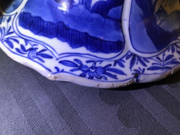 Une paire de vases couverts en porcelaine de Chine bleu et blanc, Kangxi
