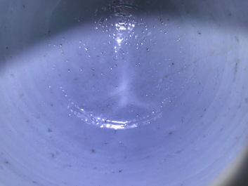 Une th&eacute;i&egrave;re couverte en porcelaine de Chine famille rose, Yongzheng