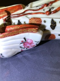 Een paar Chinese famille rose kandelaars in de vorm van dames, Qianlong