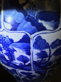 Une paire de vases couverts en porcelaine de Chine bleu et blanc, Kangxi
