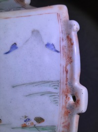 Une paire de vases en porcelaine de Chine famille rose et faux marbre, Qianlong