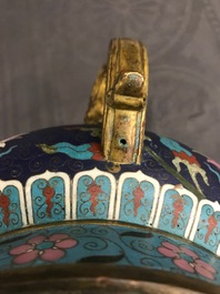 Een grote Chinese cloisonn&eacute; wierookbrander met lotusslingers, Ming/Qing