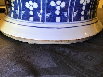 Une paire de grands vases couverts en porcelaine de Chine bleu et blanc, 19&egrave;me