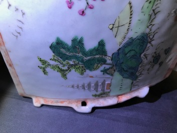 Une paire de vases en porcelaine de Chine famille rose et faux marbre, Qianlong