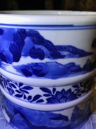 Une paire de vases couverts en porcelaine de Chine bleu et blanc, Kangxi