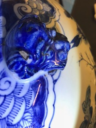 Une paire de grands vases couverts en porcelaine de Chine bleu et blanc, 19&egrave;me