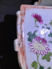 Une paire de vases en porcelaine de Chine famille rose et faux marbre, Qianlong