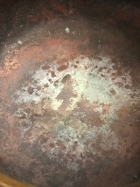 Een grote Chinese cloisonn&eacute; wierookbrander met lotusslingers, Ming/Qing