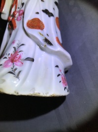 Een paar Chinese famille rose kandelaars in de vorm van dames, Qianlong
