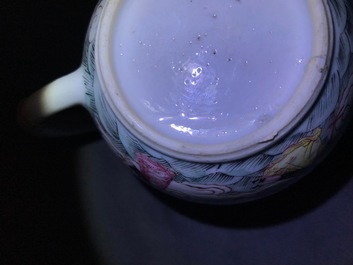 Une th&eacute;i&egrave;re couverte en porcelaine de Chine famille rose, Yongzheng