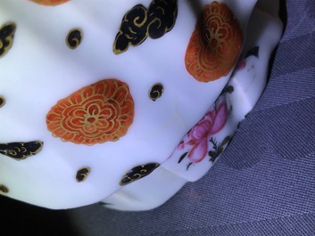 Een paar Chinese famille rose kandelaars in de vorm van dames, Qianlong