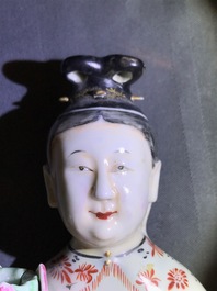 Een paar Chinese famille rose kandelaars in de vorm van dames, Qianlong