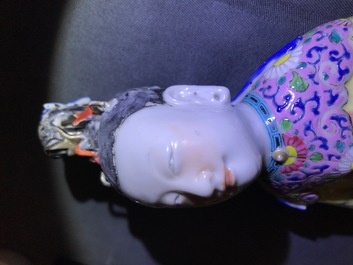 Une figure de Magu en porcelaine de Chine famille rose, Qianlong
