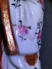 Een paar Chinese famille rose kandelaars in de vorm van dames, Qianlong