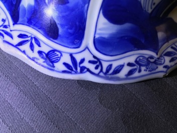 Une paire de vases couverts en porcelaine de Chine bleu et blanc, Kangxi
