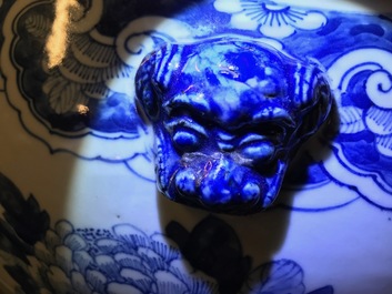 Une paire de grands vases couverts en porcelaine de Chine bleu et blanc, 19&egrave;me