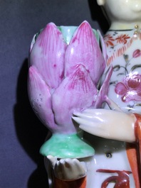 Een paar Chinese famille rose kandelaars in de vorm van dames, Qianlong